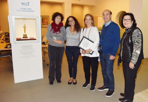 Sylvaine Akerman (tercera derecha) junto a su esposo visitó Yad Vashem para recibir el premio Avner Shalev que le fue conferido a su fallecida hermana la directora de cine Chantal Akerman por su película &quot;No home movie&quot;